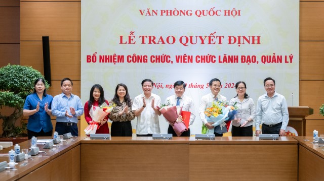 TỔNG THƯ KÝ QUỐC HỘI, CHỦ NHIỆM VĂN PHÒNG QUỐC HỘI BÙI VĂN CƯỜNG TRAO QUYẾT ĐỊNH BỔ NHIỆM CÔNG CHỨC, VIÊN CHỨC LÃNH ĐẠO, QUẢN LÝ